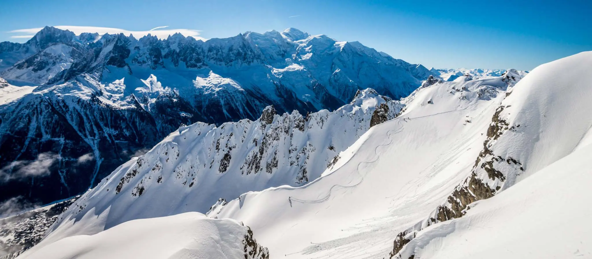 heliski-freeski-weekend-vue-montagne-ciel-bleu