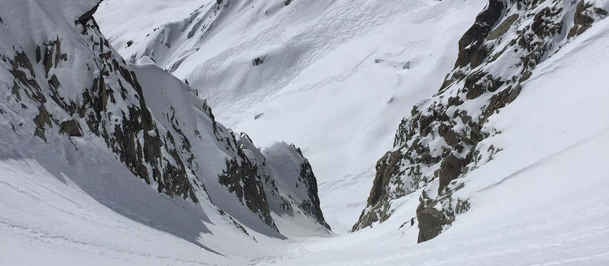 heliski-pente-raide-mont-blanc-mer-neige