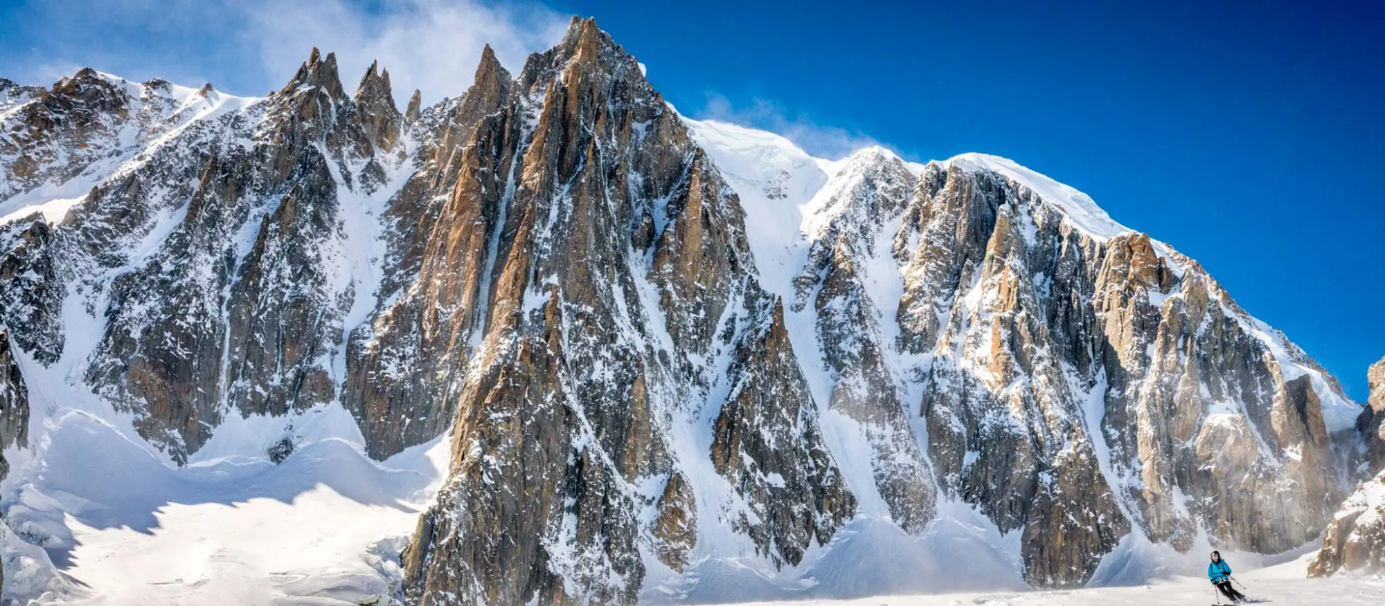 heliski-verbier-montagne-ciel-bleu-skieur-pied-montagne