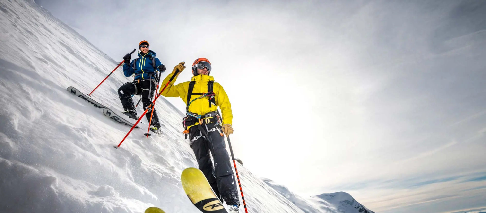 heliski-freeski-pente-raide-par-rando-alpinisme-skieur-flan