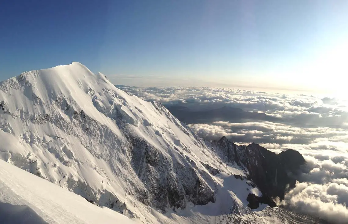 heliski-journee-europe-mont-blanc-montagne-mers-nuage