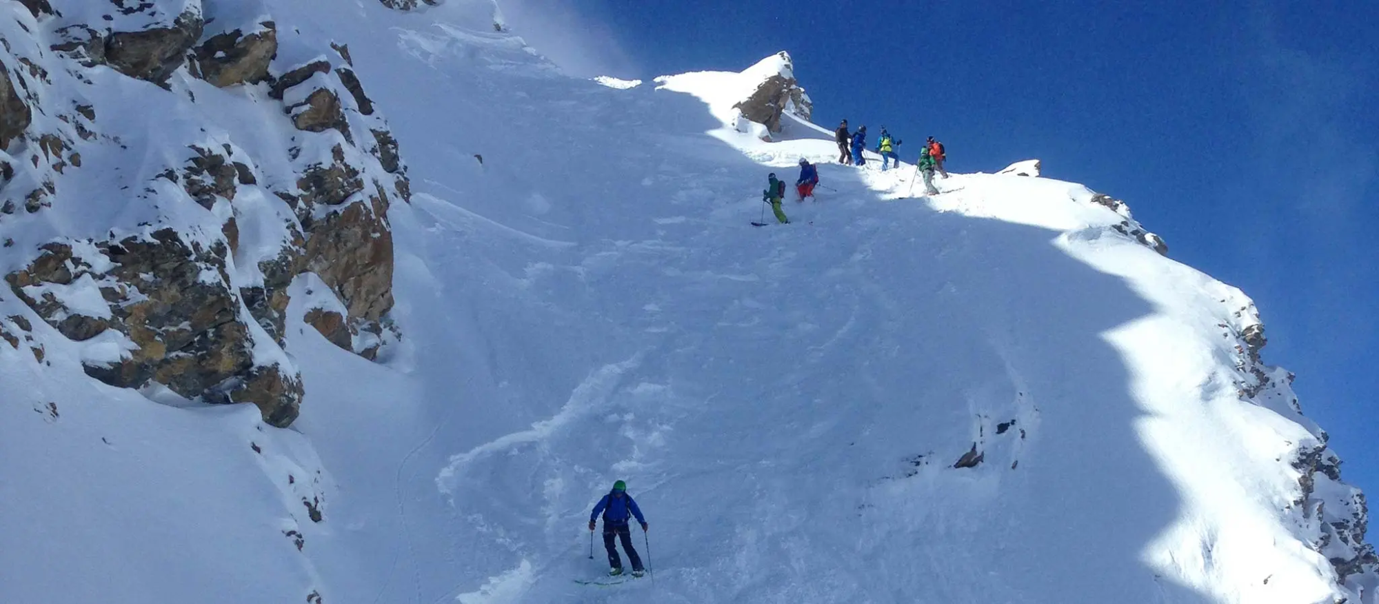 heliski-zermatt-descente-skieur-groupe