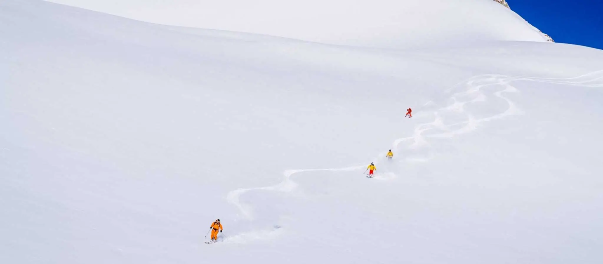 italie-courmayeur-skieur-pente-descente